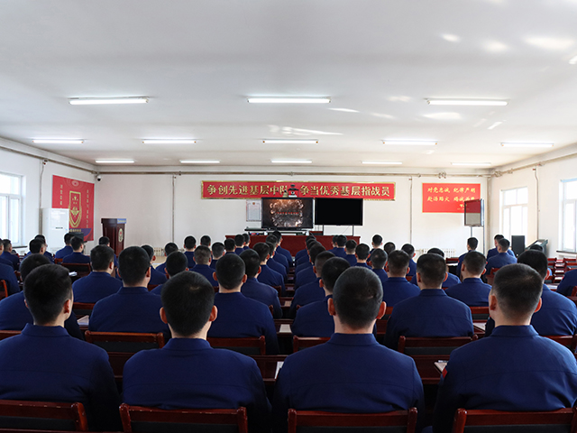 1观看警示教育片.JPG