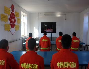 2.观看警示片.jpg