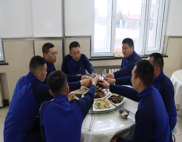 3.集体会餐.jpg