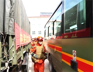 3组织人员登车.JPG