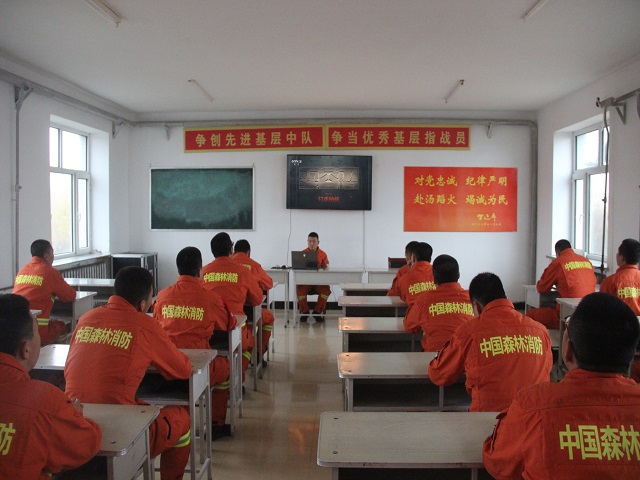 1观看警示教育片.JPG